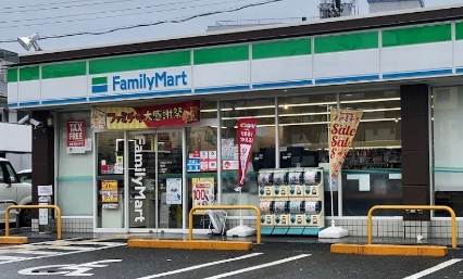 コンビニ　ファミリーマート（コンビニ）まで620m
