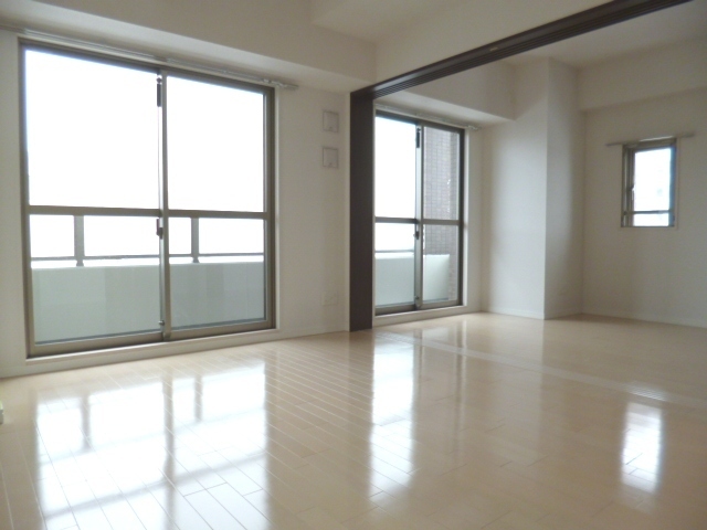 居室・リビング　リビングと洋室を繋げて広くお使いいただけます。