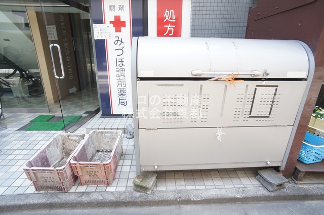 その他共有部分　蓋つきのゴミ置き場あります。衛生的ですね♪