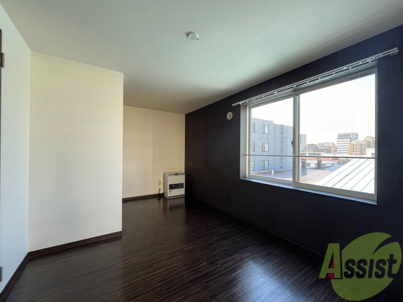 居室・リビング　リビングです。窓が大きくて明るい印象です。