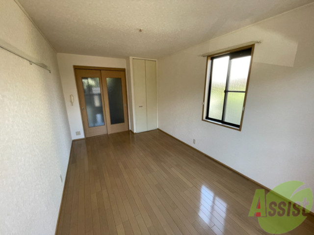 その他部屋・スペース　別の角度から洋室を撮影しました。日射しがあり明るい印象。