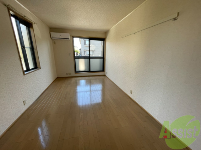 居室・リビング　８帖の洋室です。広々として、きれいですね。