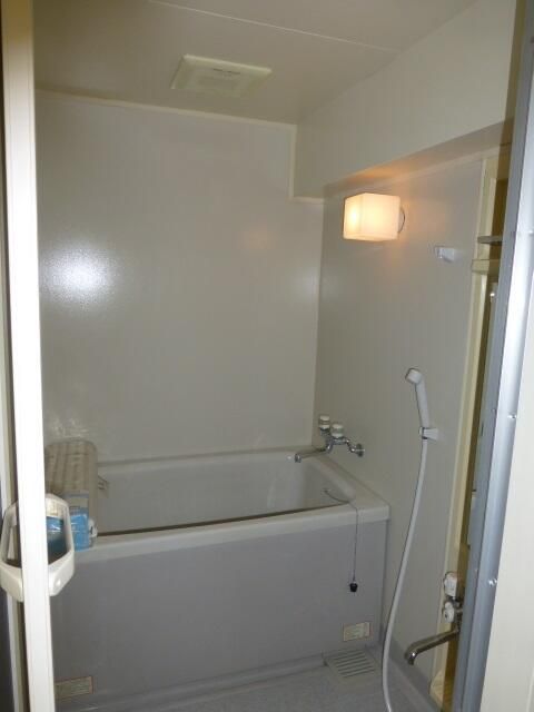 バス・シャワールーム　コンパクトで使いやすいお風呂です