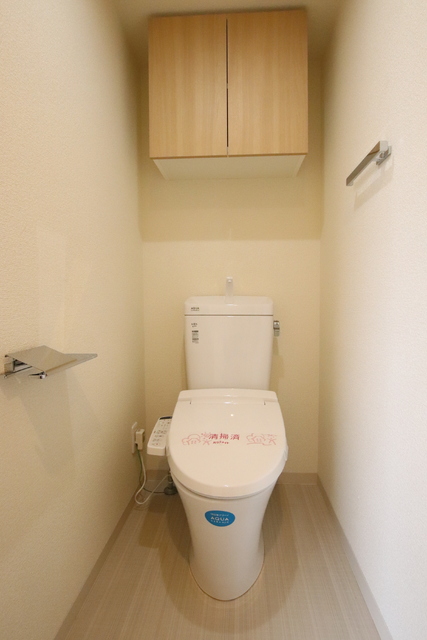 トイレ　◆ストック収納に便利なキャビネット付き、温水洗浄便座◆