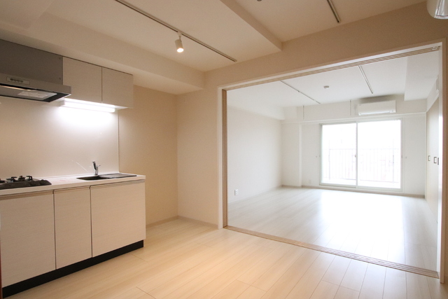 居室・リビング　◆引き戸を開けると広々とした居室として使えます◆