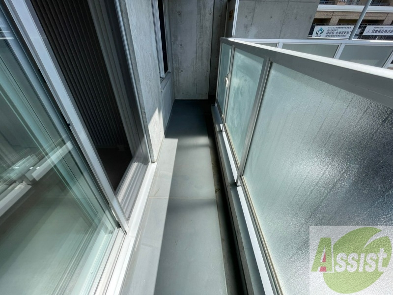 バルコニー　バルコニーが広くプチガーデニングも出来そうですね。