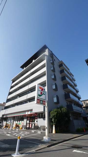 建物外観　★外壁タイル張り、重厚感のある外観★