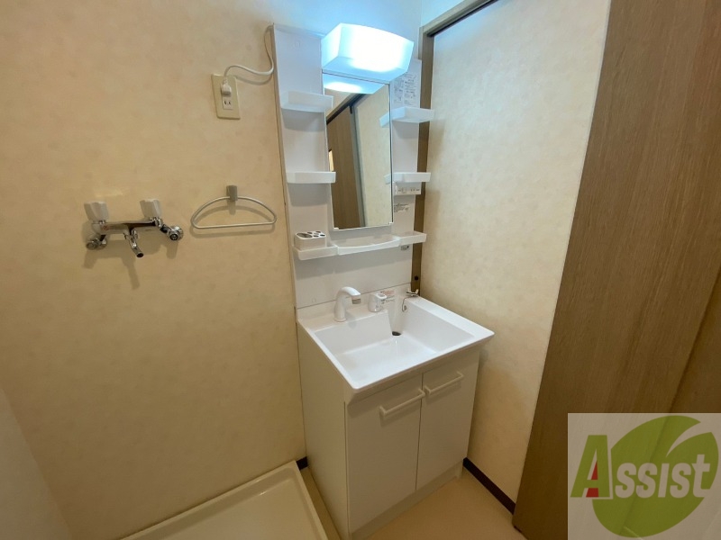 洗面設備　独立洗面台です。大きくてよいですね。シャンプーもできます。