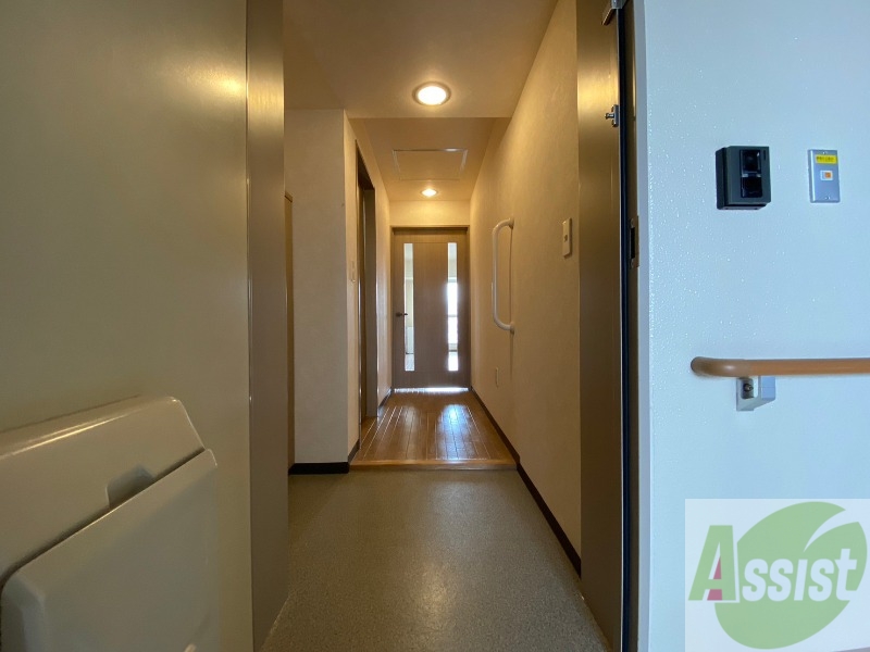 玄関　玄関です。すぐ広いリビングにつながっています。