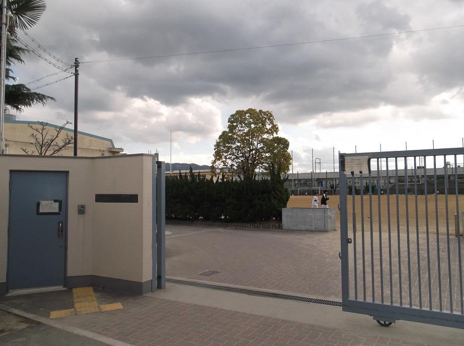 中学校　玉川中学校（中学校）まで272m