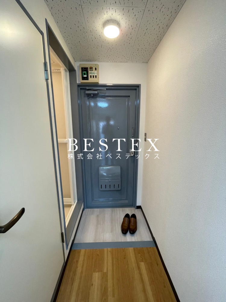 玄関　※同建物内・別タイプの参考写真です。
