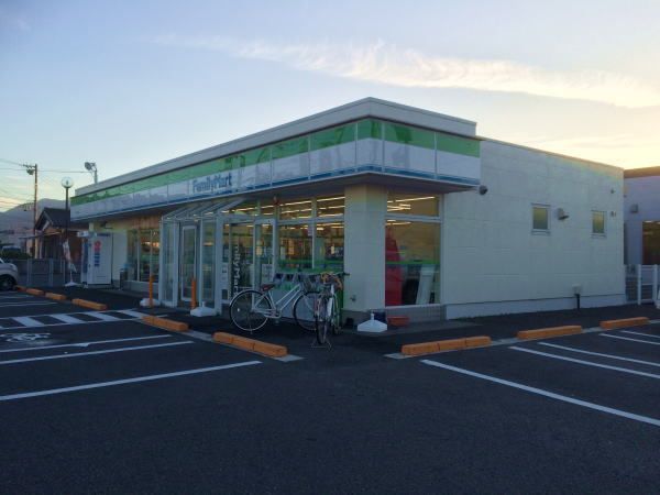 コンビニ　ファミリーマート（コンビニ）まで800m