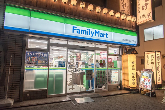 コンビニ　ファミリーマート神田駿河台三丁目店（コンビニ）まで116m