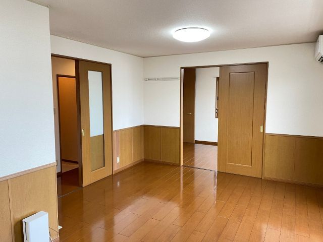 居室・リビング　同建物の同タイプ別部屋の写真です。