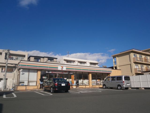 コンビニ　セブンイレブン（コンビニ）まで110m