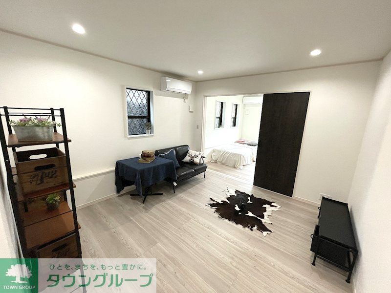居室・リビング　ナチュラルな木目調の床材を使用しており、温かい空間を演出し…