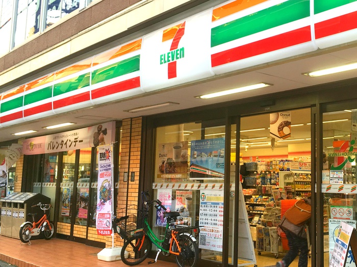 コンビニ　セブンイレブン（コンビニ）まで246m