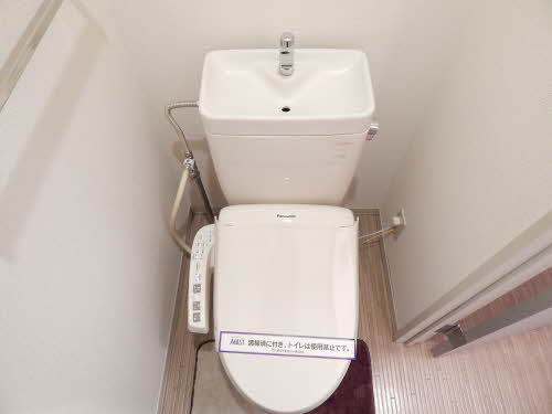 トイレ　落ち着いた色調のトイレです