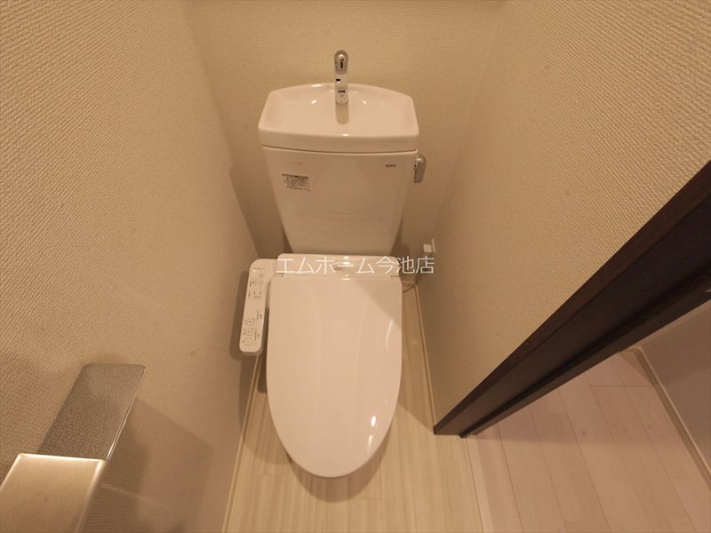 トイレ　温水洗浄便座付トイレ