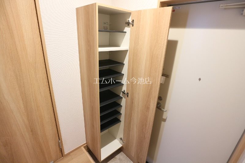 玄関　玄関（シューズボックス充実）