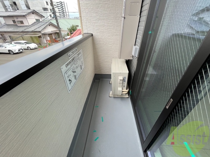 バルコニー　バルコニーは洗濯物を干すのに十分な広さがありますね。