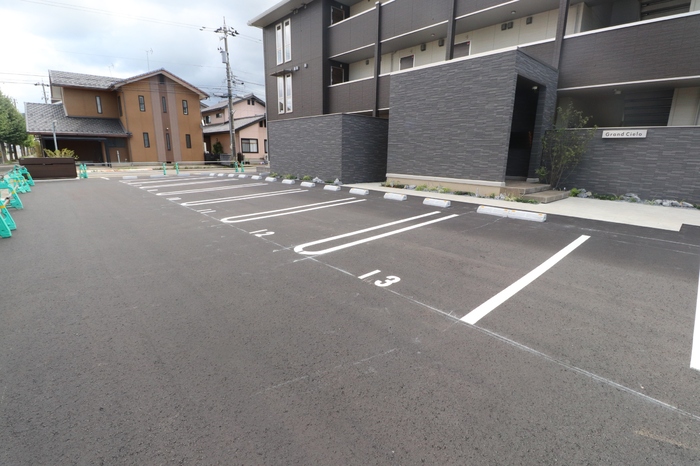 駐車場　ダブルラインのため、駐車しやすいです。