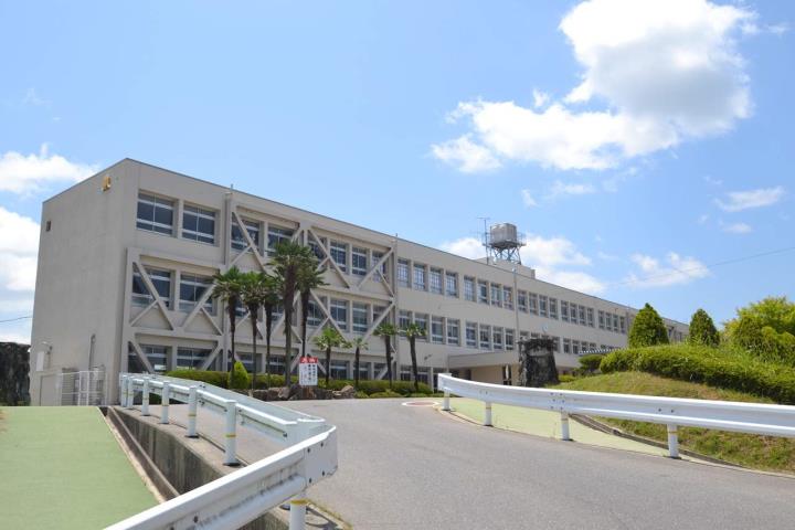 中学校　東広島市立八本松中学校（中学校）まで1384m
