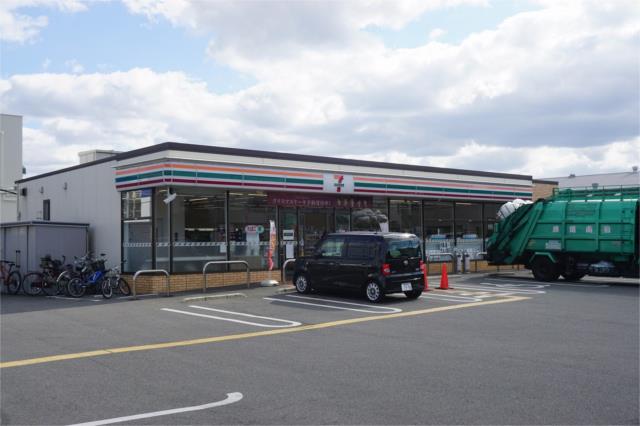 コンビニ　セブンイレブン　羽曳野伊賀４丁目店（コンビニ）まで317m