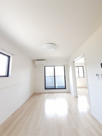 居室・リビング　こちらのリビングで趣味の時間をお楽しみください