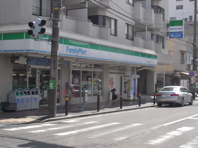 コンビニ　ファミリーマート東戸塚駅東口店（コンビニ）まで900m