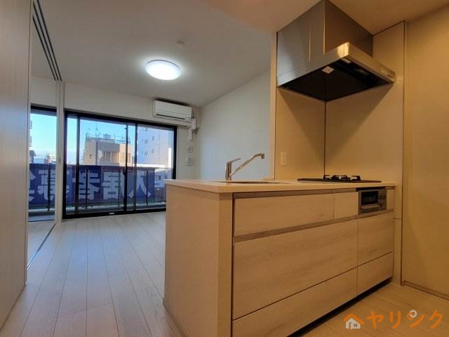 キッチン　お部屋の階数によって床、設備、建具の色が異なります