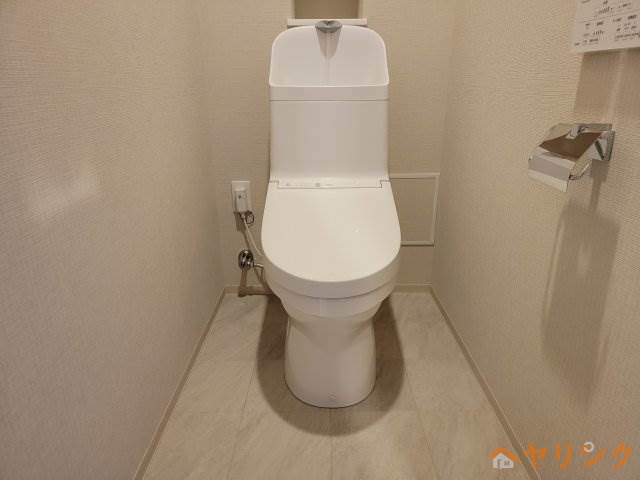 トイレ　お部屋の階数によって床、設備、建具の色が異なります