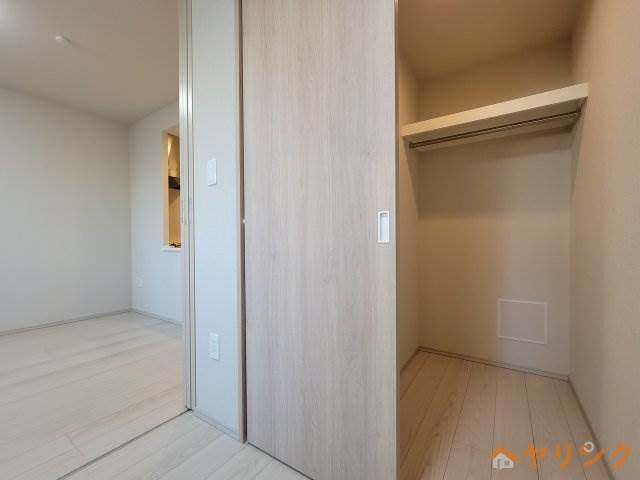 収納　お部屋の階数によって床、設備、建具の色が異なります