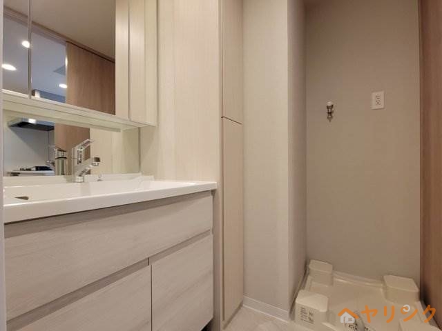 洗面設備　お部屋の階数によって床、設備、建具の色が異なります
