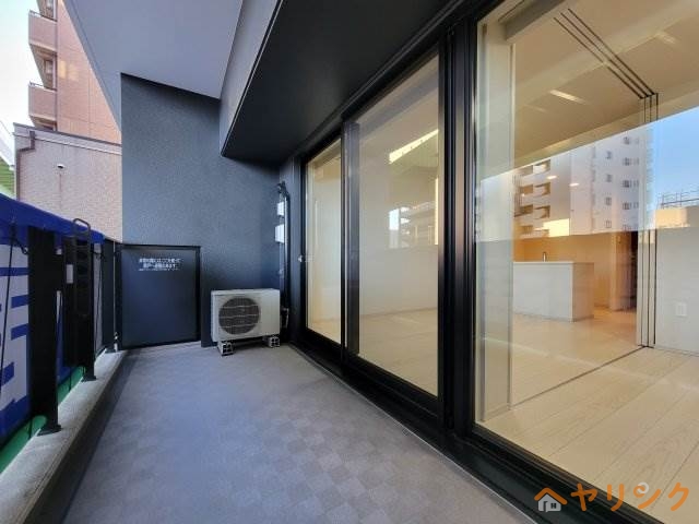 バルコニー　お部屋の階数によって床、設備、建具の色が異なります