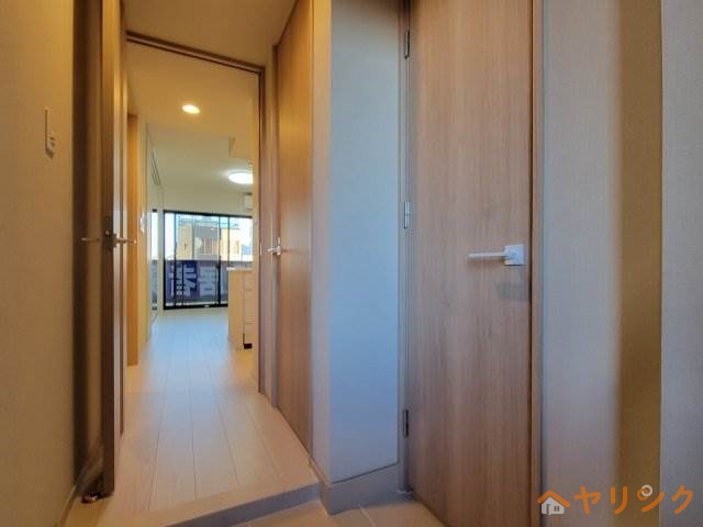 玄関　お部屋の階数によって床、設備、建具の色が異なります