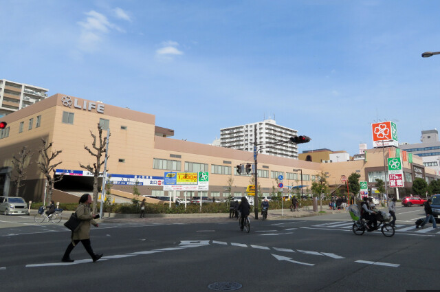 スーパー　ライフ十三東店（スーパー）まで366m