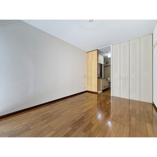 その他部屋・スペース　窓側から見たお部屋です