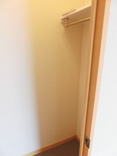 収納　収納たっぷりウォークイン