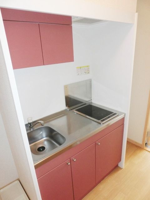 キッチン　ＩＨコンロ２口でお料理も楽しめる。