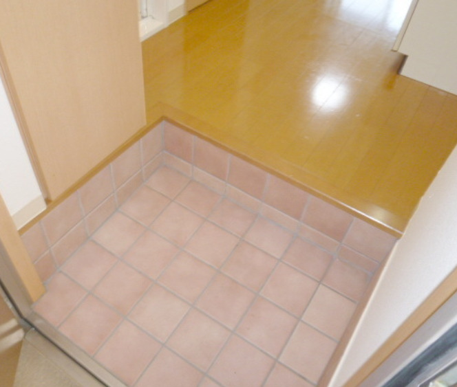 玄関　別部屋の画像を使用しております。
