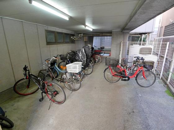 その他共有部分　自転車置場は屋根付き♪