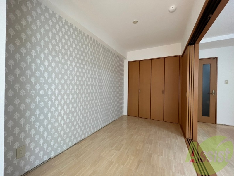 その他部屋・スペース　寝室はこちらです。光が差し込む、温かみのあるお部屋です。