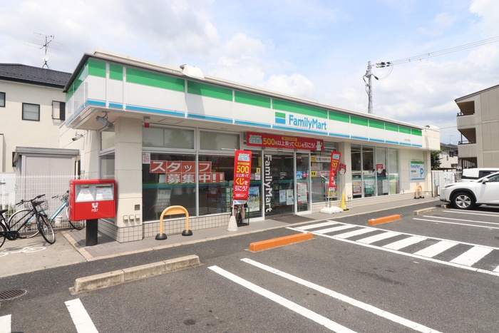 コンビニ　ファミリーマート（コンビニ）まで758m