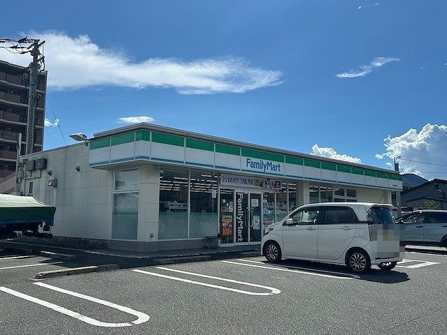 コンビニ　ファミリーマート（コンビニ）まで650m