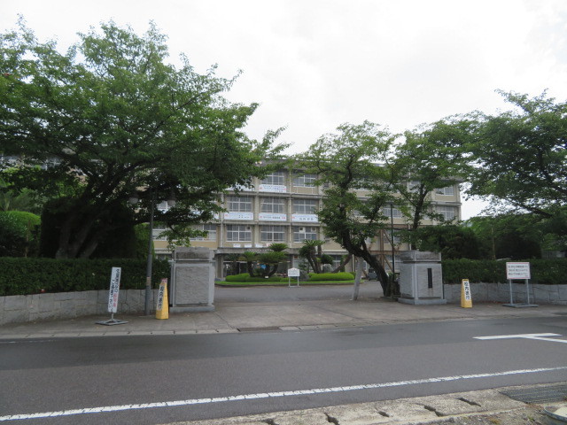 高校・高専　新居浜東高等学校（高校・高専）まで422m