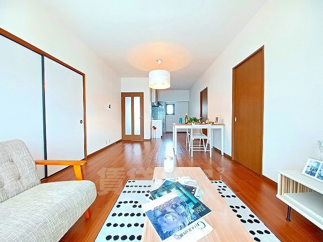 居室・リビング　同建物　別部屋