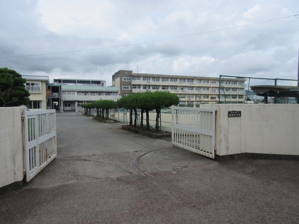 中学校　高知市立城東中学校（中学校）まで704m