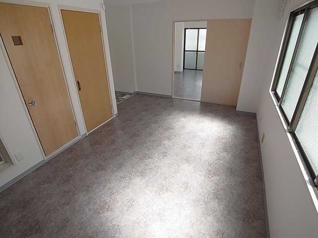 居室・リビング　落ち着いたシックなデザインのお部屋です