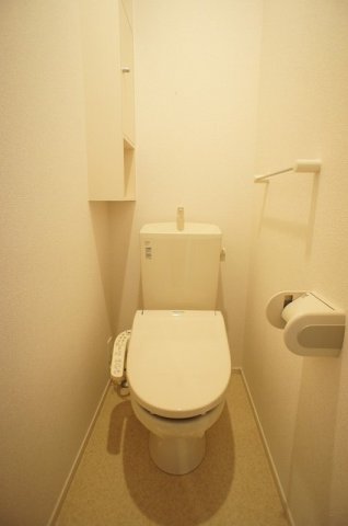 トイレ　落ち着いた色調のトイレです